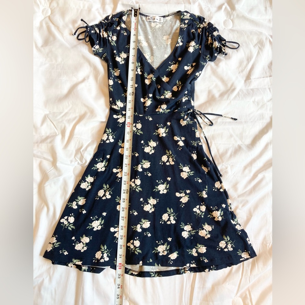 Hollister Women’s navy floral wrap dress with shoulder ties- XS Long - Picture 5 of 7